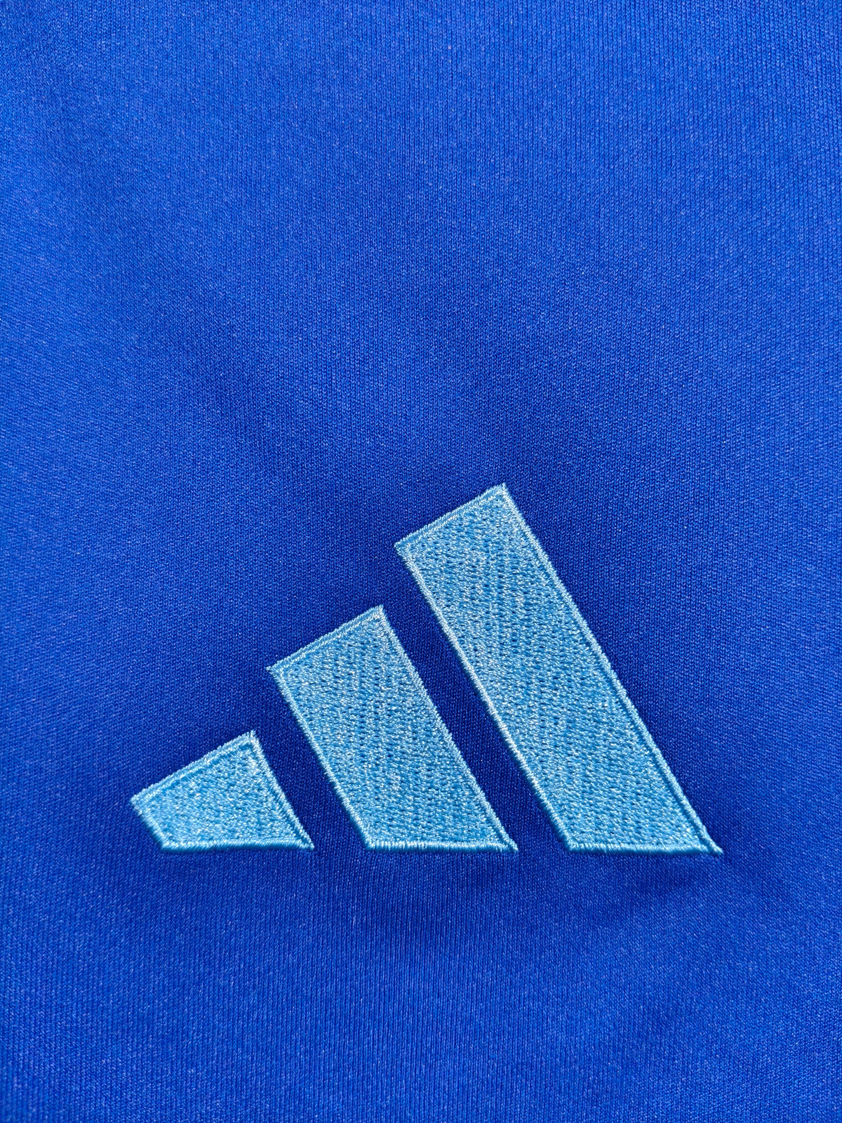 Jersey Argentina 2024 – logotipo Adidas bordado