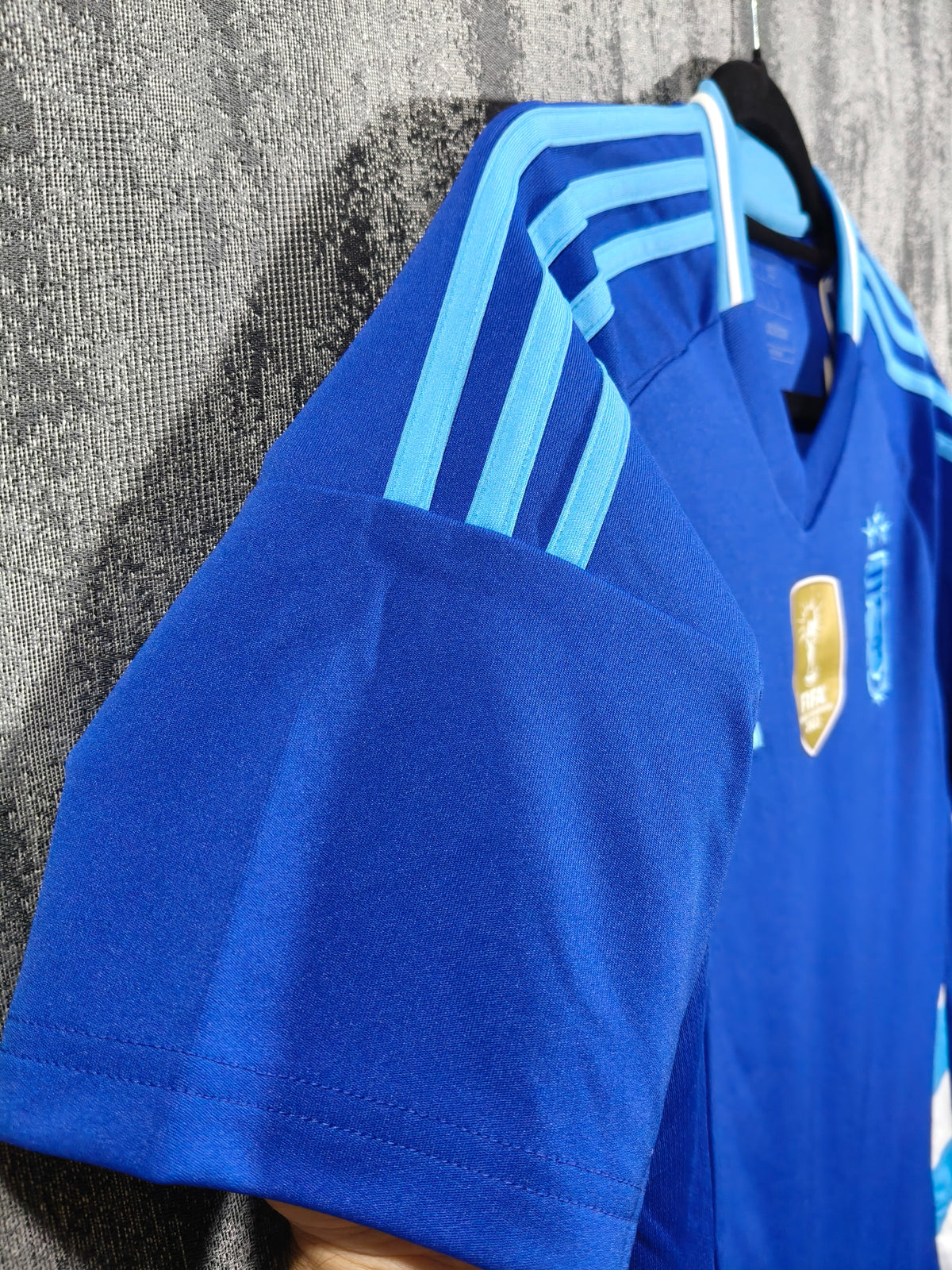 Jersey Argentina 2024 – manga derecha con tres franjas